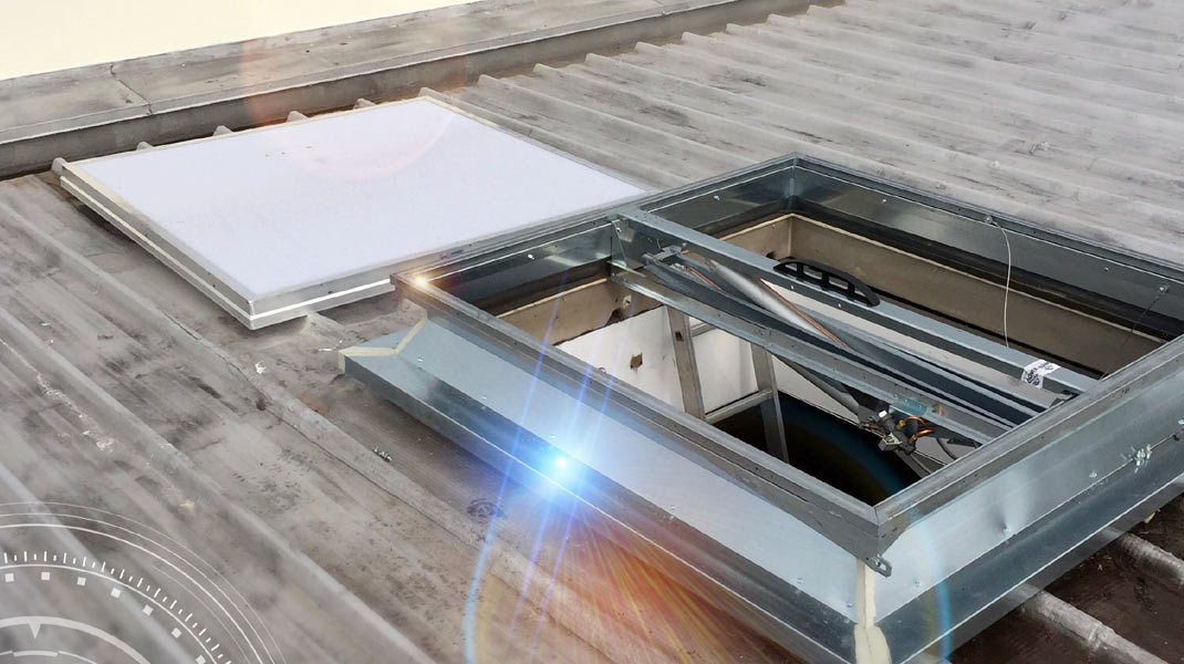Désenfumage des parkings  Le coffret permet, par l'horloge incorporée, la programmation du ventilateur hélicoïde Hélione (Petite Vitesse / Grande Vitesse / arrêt) en prévision du trafic des véhicules dans le parking. Ce coffret est particulièrement adapté aux parkings de bâtiments d'habitat collectif. Il gère le déclenchement de désenfumage manuel et l'arrêt du désenfumage à la demande des pompiers. 